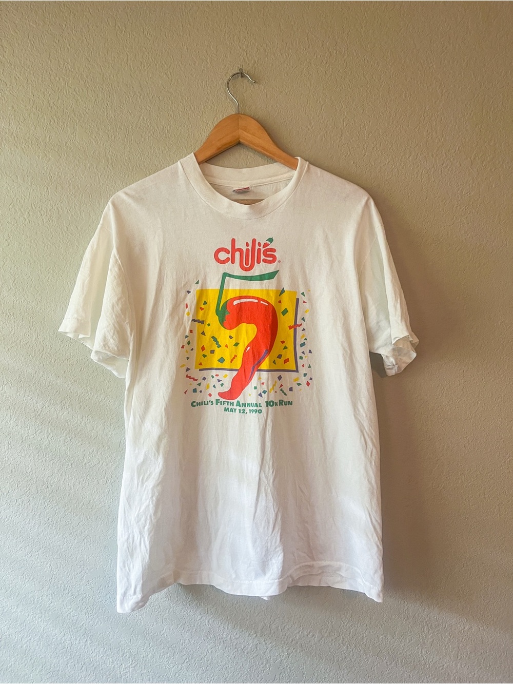 Vintage 90s Chili’s 10K Tee White Graphic Tee 1990 5K Run Design
